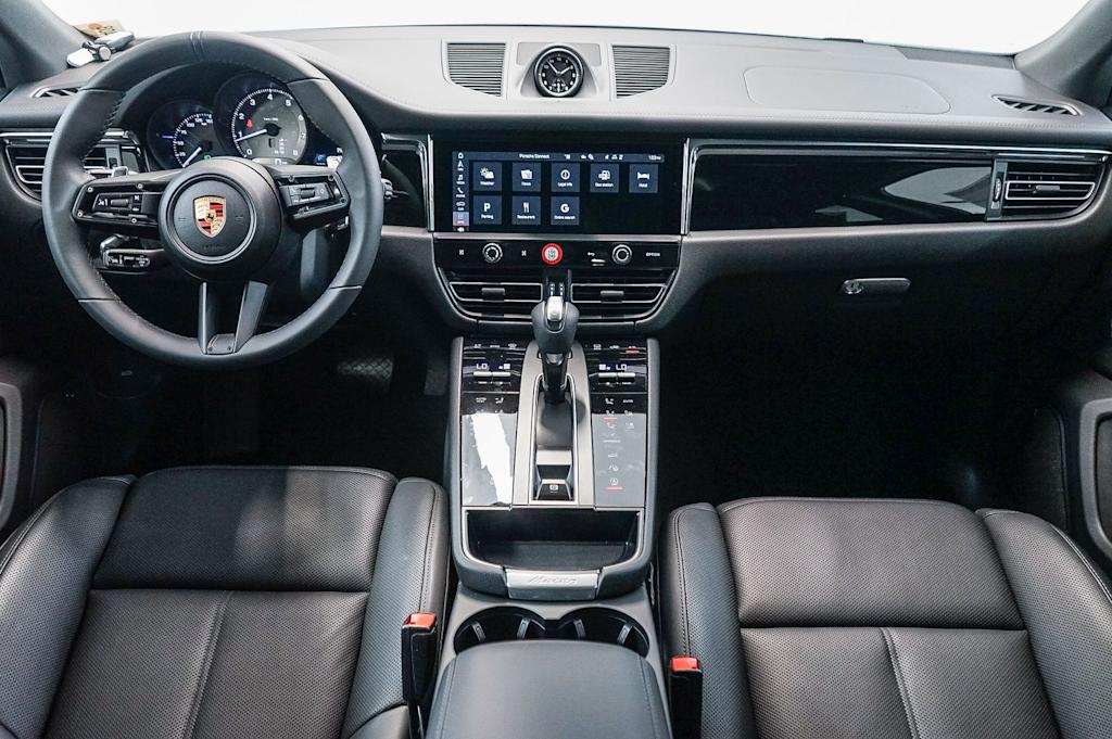 Thumbnail: 2026 Porsche Macan - 10
