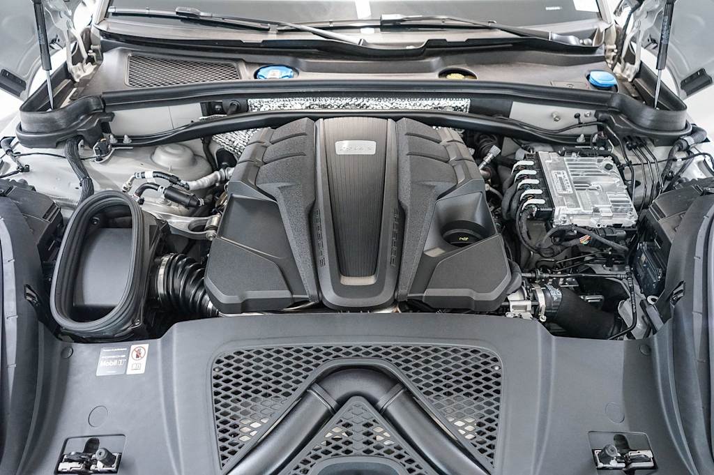 Thumbnail: 2026 Porsche Macan - 9