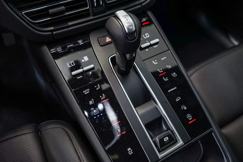 Thumbnail: 2026 Porsche Macan - 16