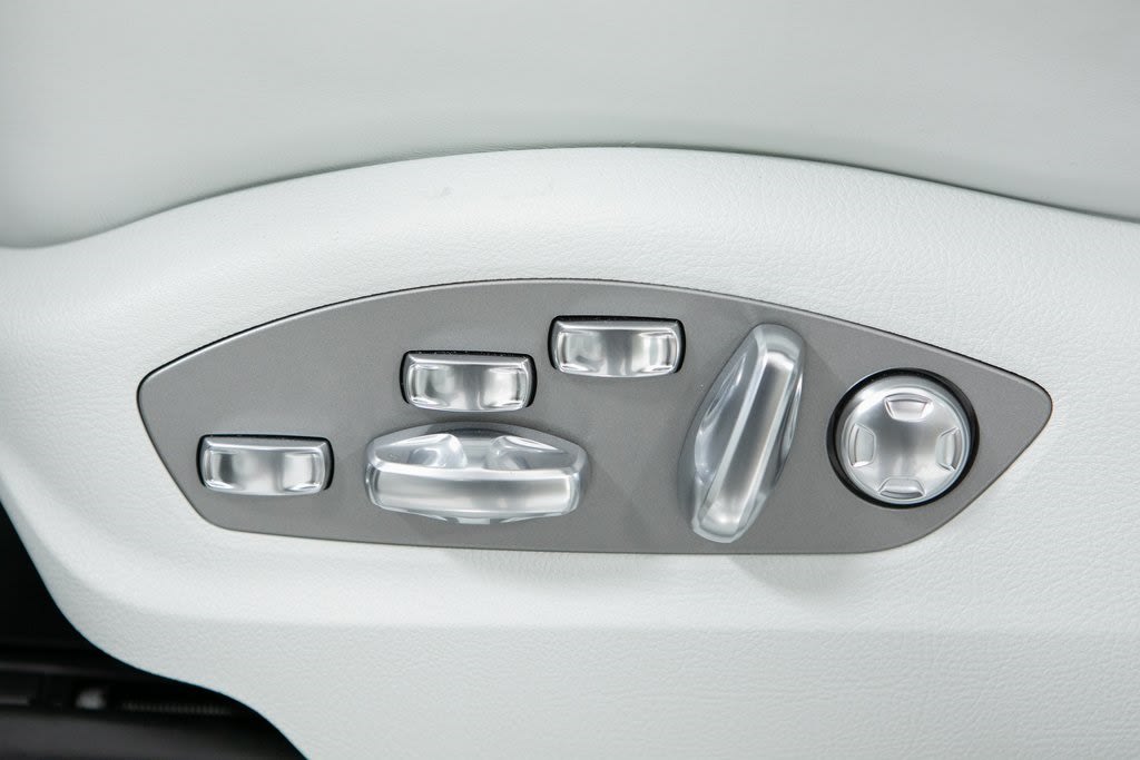 Thumbnail: 2025 Porsche Macan - 24