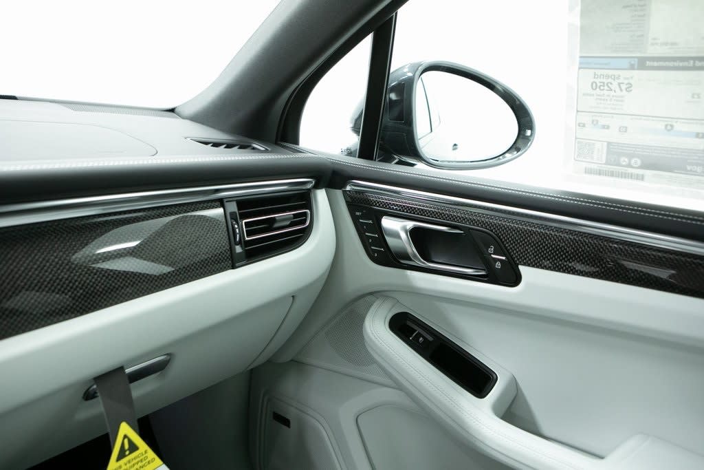 Thumbnail: 2025 Porsche Macan - 31