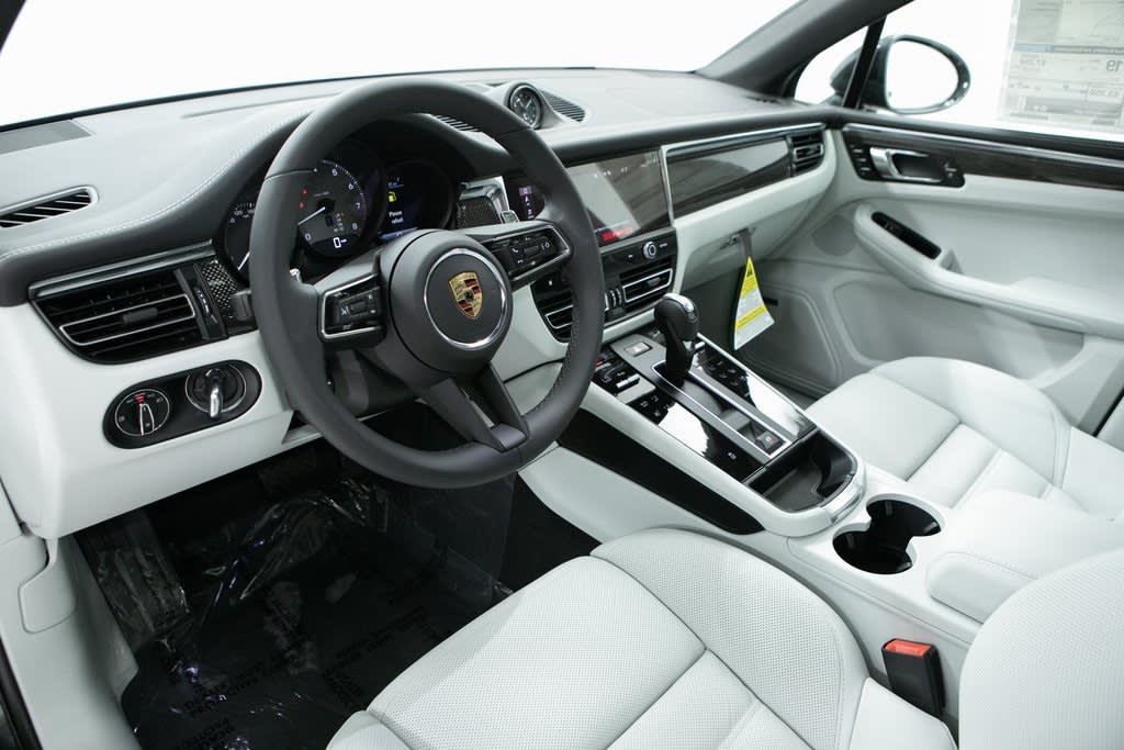 Thumbnail: 2025 Porsche Macan - 2