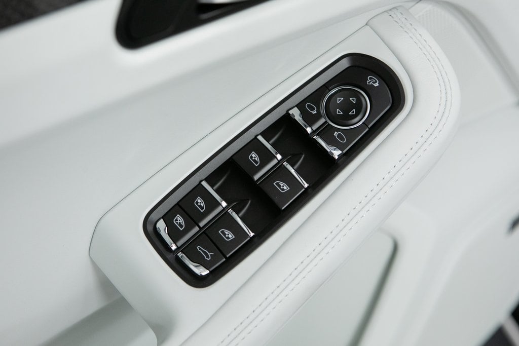 Thumbnail: 2025 Porsche Macan - 25