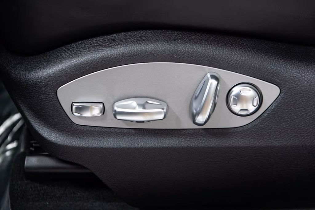 Thumbnail: 2026 Porsche Macan - 26