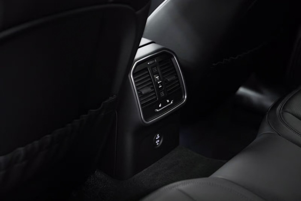 Thumbnail: 2026 Porsche Macan - 35
