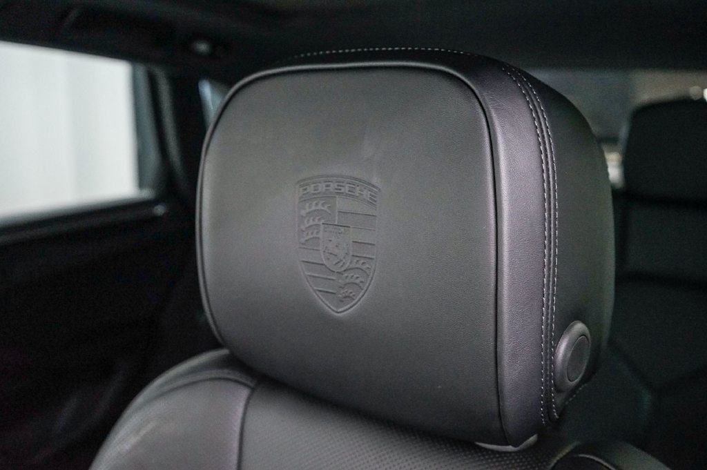 Thumbnail: 2026 Porsche Macan - 32
