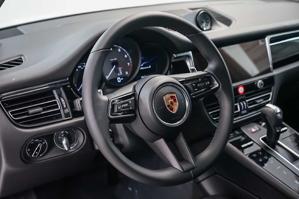 Thumbnail: 2026 Porsche Macan - 2