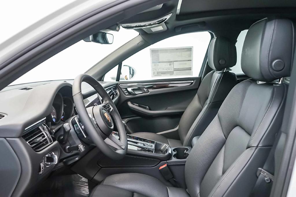 Thumbnail: 2026 Porsche Macan - 28