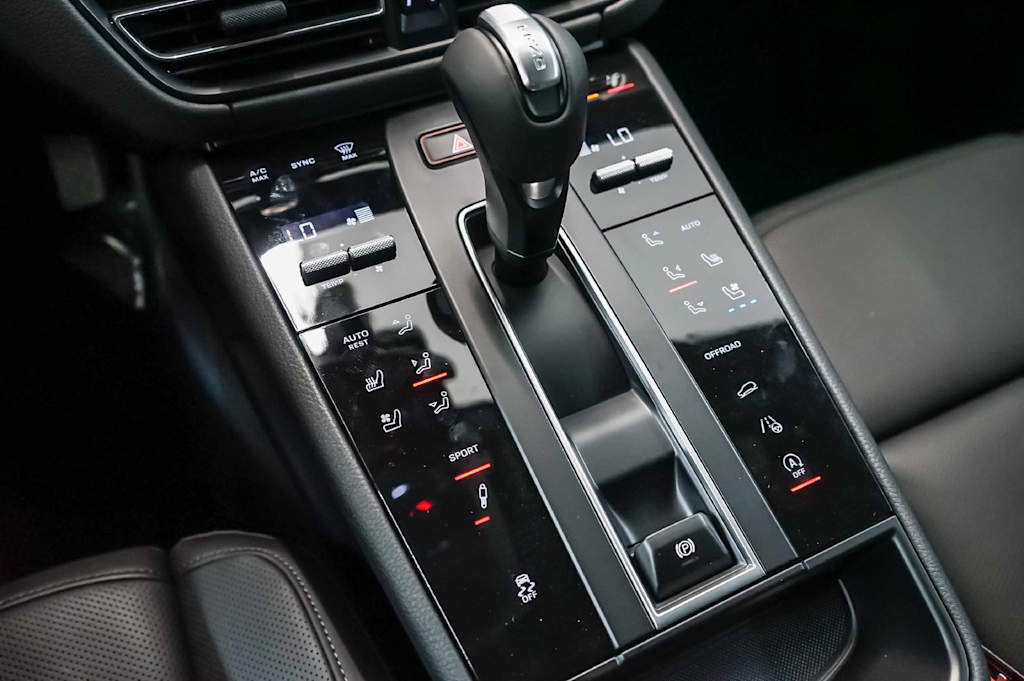 Thumbnail: 2026 Porsche Macan - 17
