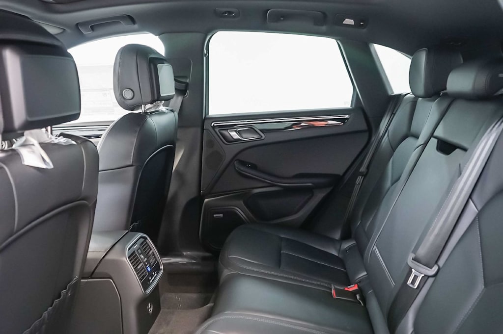 Thumbnail: 2026 Porsche Macan - 13