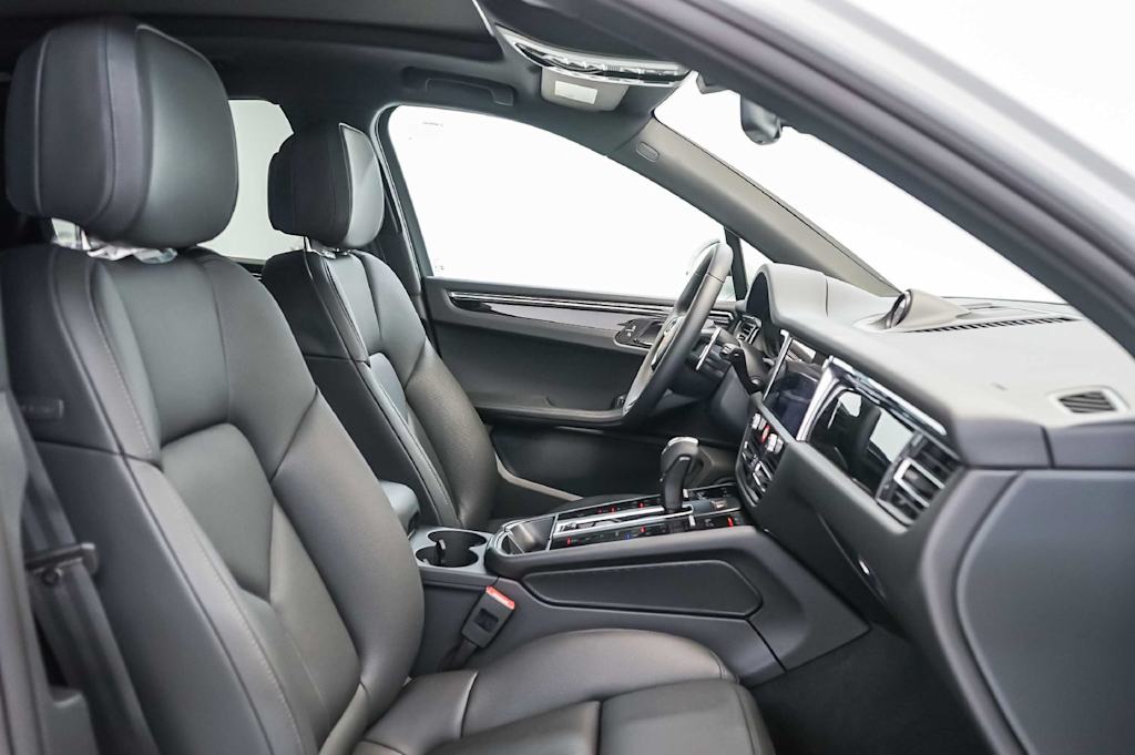Thumbnail: 2026 Porsche Macan - 12