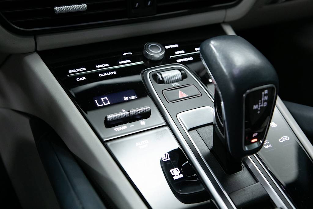 Thumbnail: 2023 Porsche Cayenne - 25