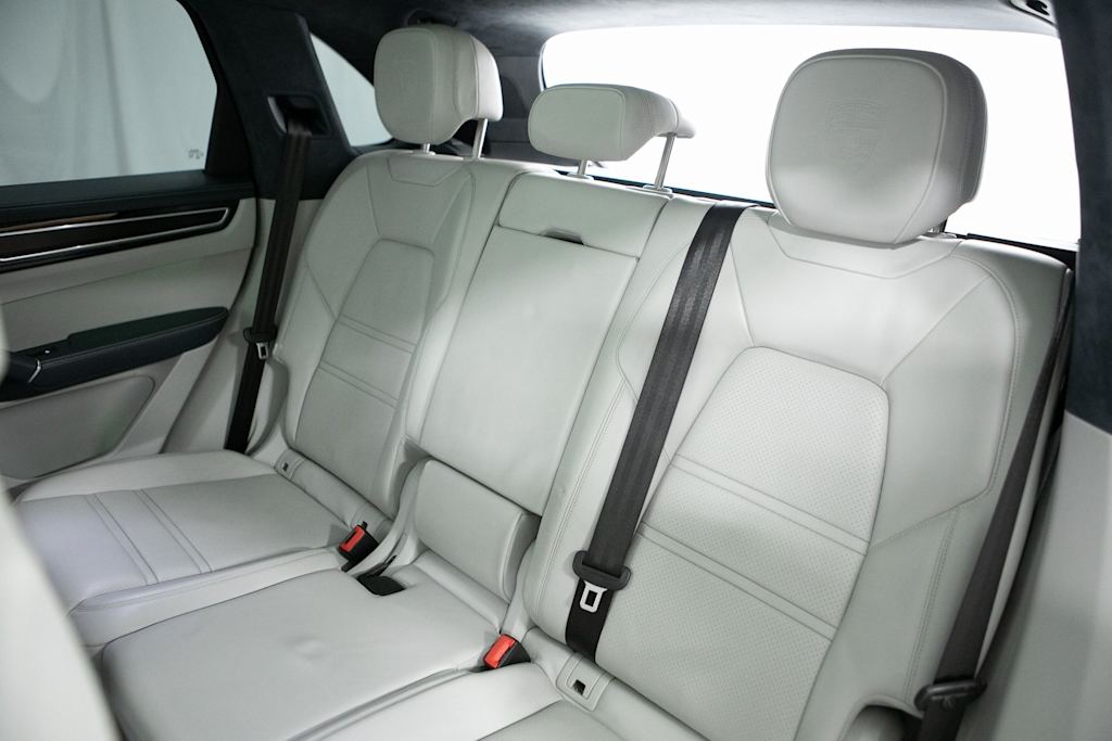 Thumbnail: 2023 Porsche Cayenne - 32