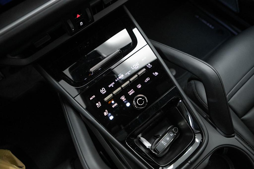 Thumbnail: 2026 Porsche Cayenne - 30