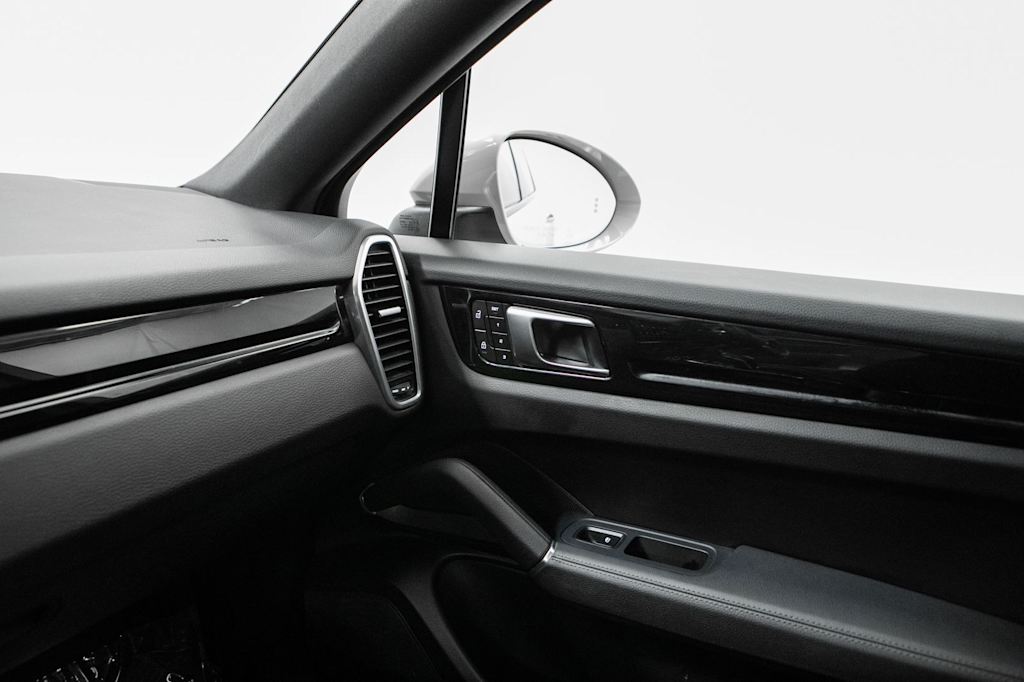 Thumbnail: 2023 Porsche Cayenne - 33