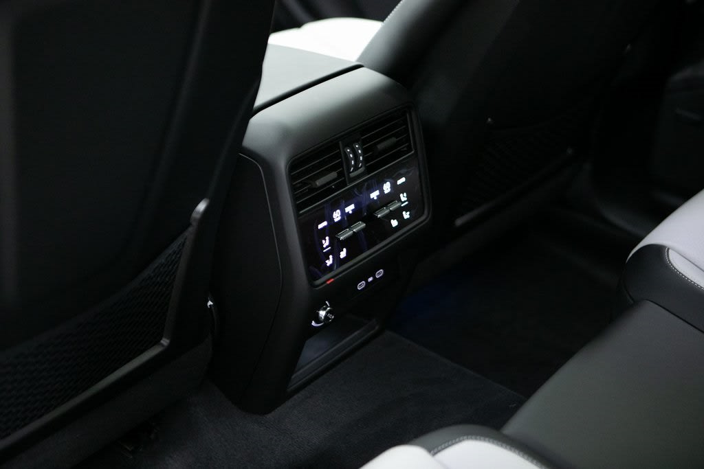 Thumbnail: 2026 Porsche Cayenne - 30