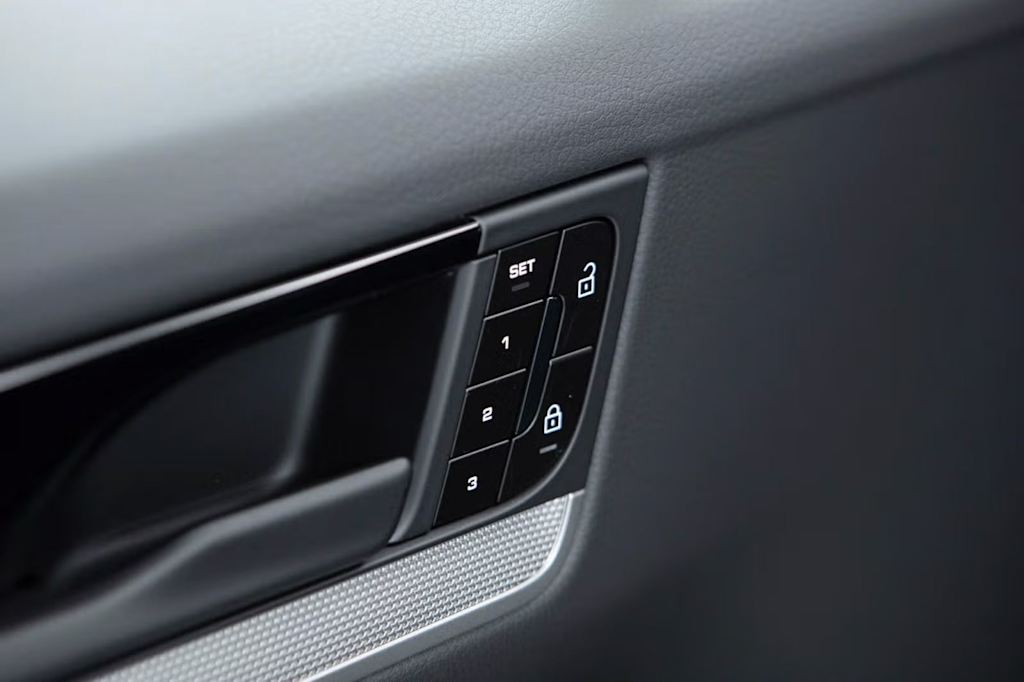 Thumbnail: 2026 Porsche Cayenne - 26