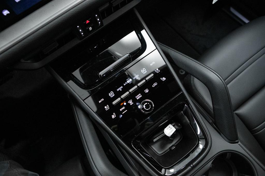 Thumbnail: 2026 Porsche Cayenne - 30