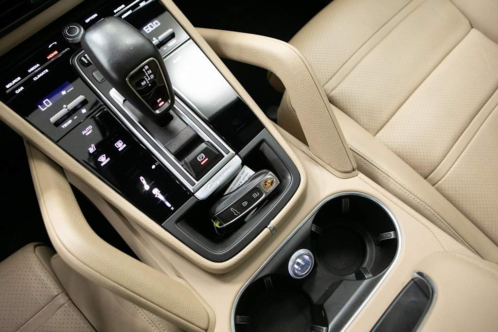 Thumbnail: 2022 Porsche Cayenne - 23