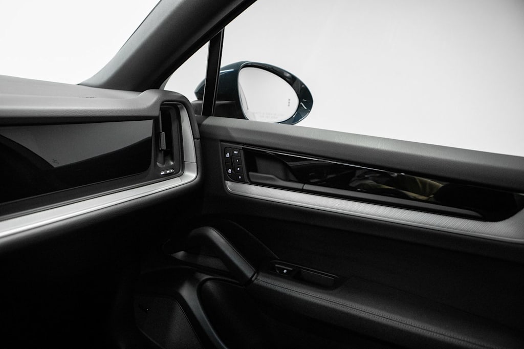 Thumbnail: 2024 Porsche Cayenne - 30