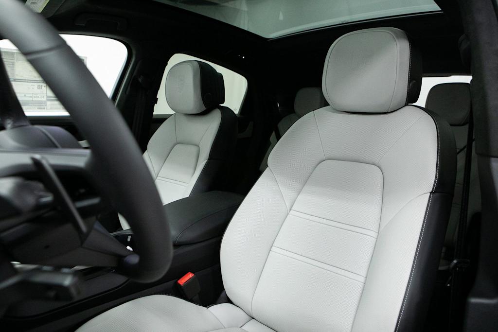 Thumbnail: 2026 Porsche Cayenne - 10