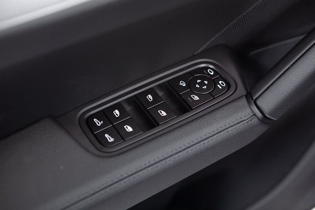 Thumbnail: 2026 Porsche Cayenne - 30