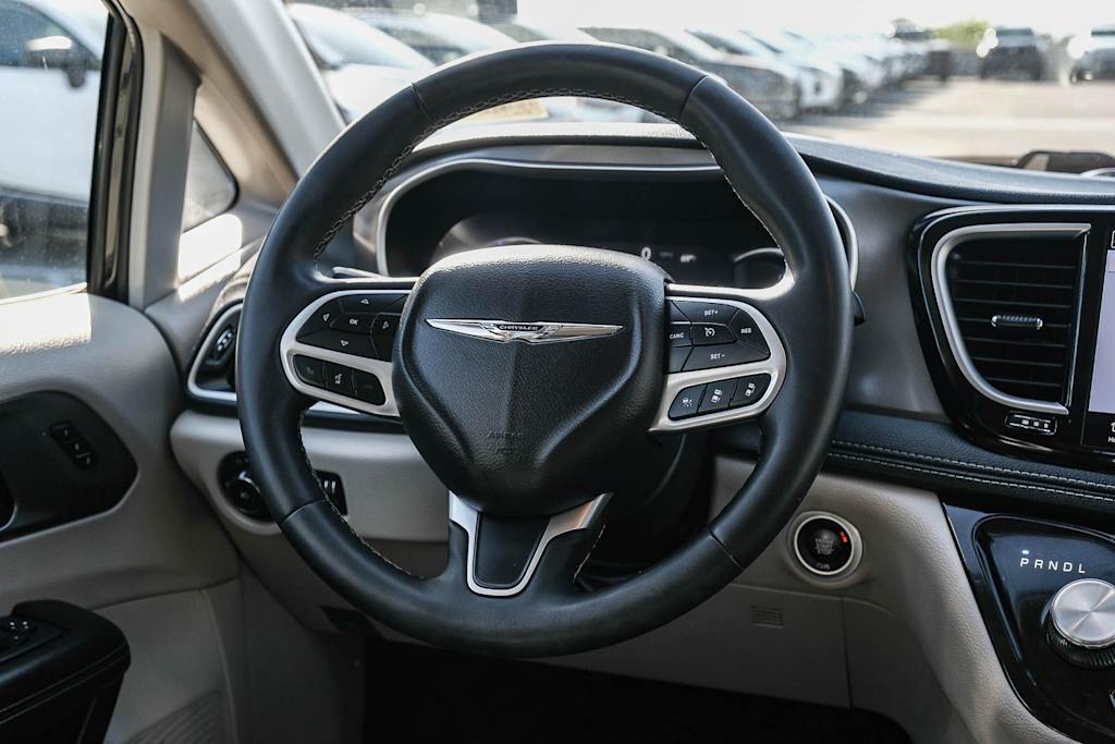 Thumbnail: 2023 Chrysler Pacifica - 8