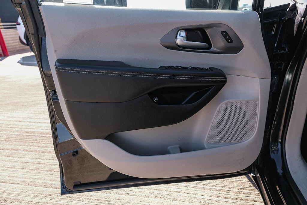 Thumbnail: 2023 Chrysler Pacifica - 27
