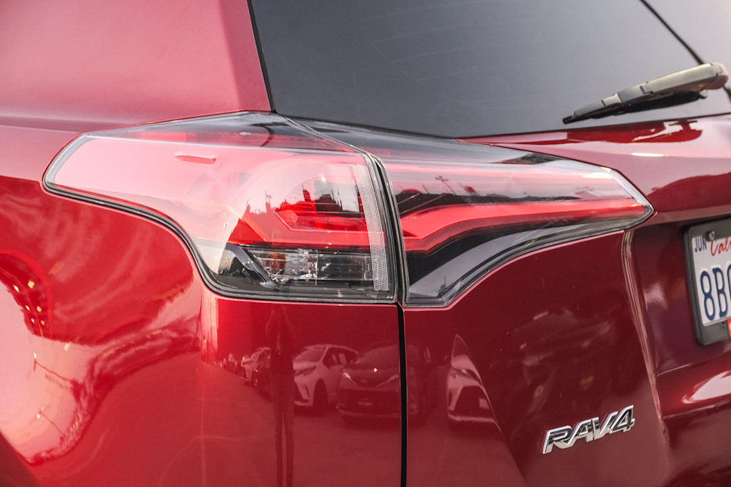 Thumbnail: 2018 Toyota RAV4 - 18