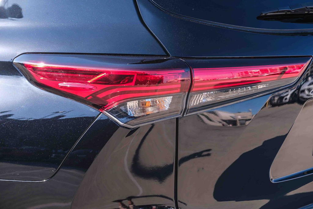 Thumbnail: 2023 Toyota Highlander - 15