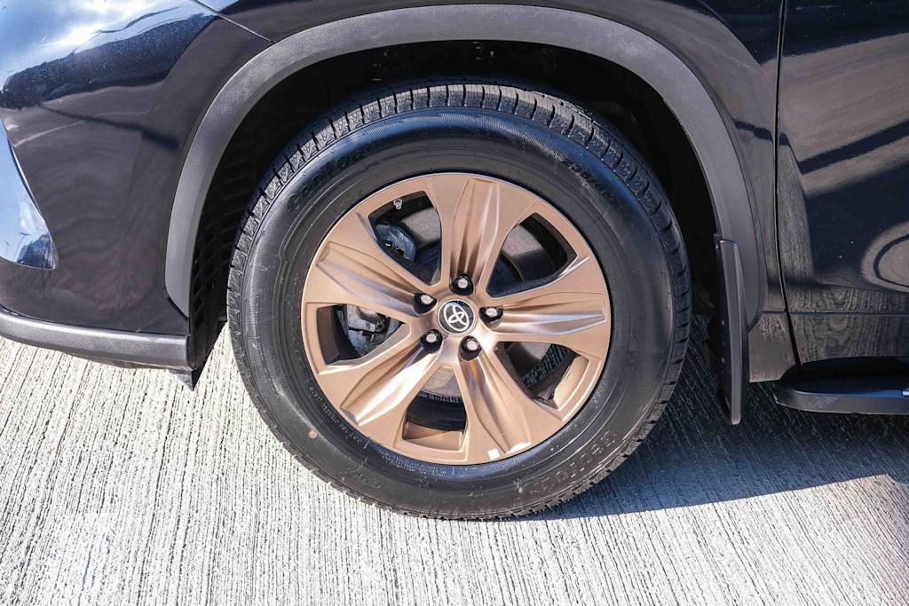 Thumbnail: 2023 Toyota Highlander - 17