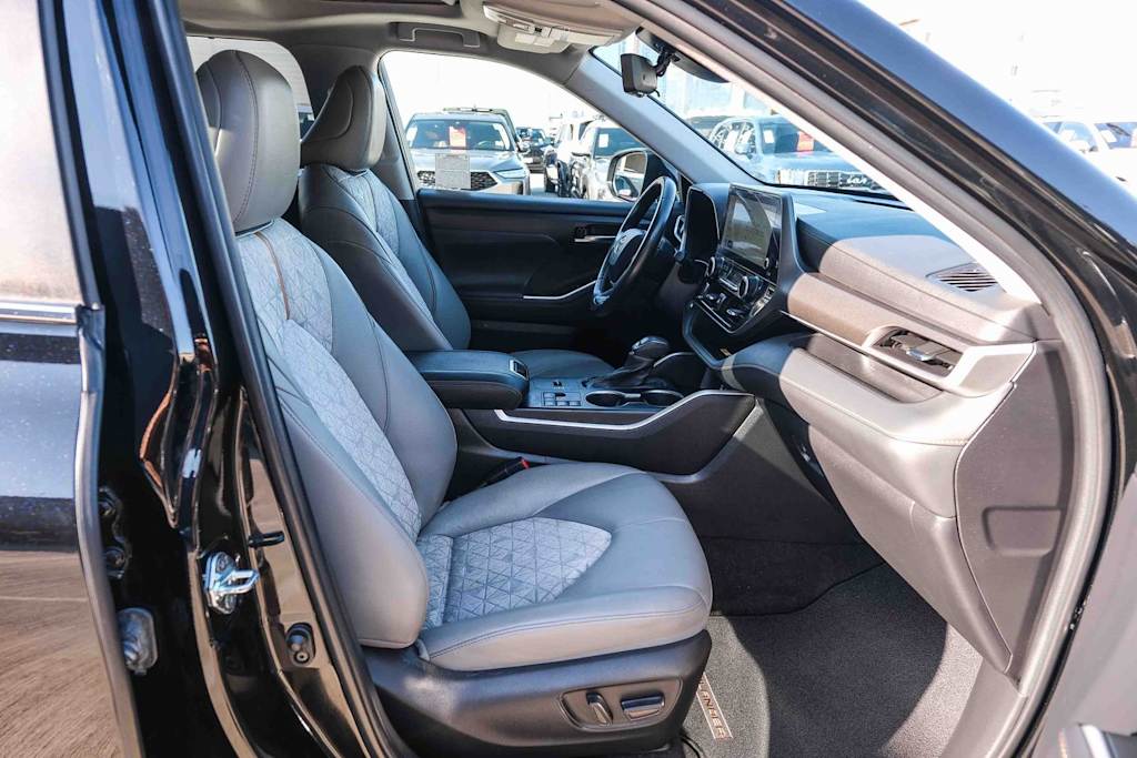 Thumbnail: 2023 Toyota Highlander - 7