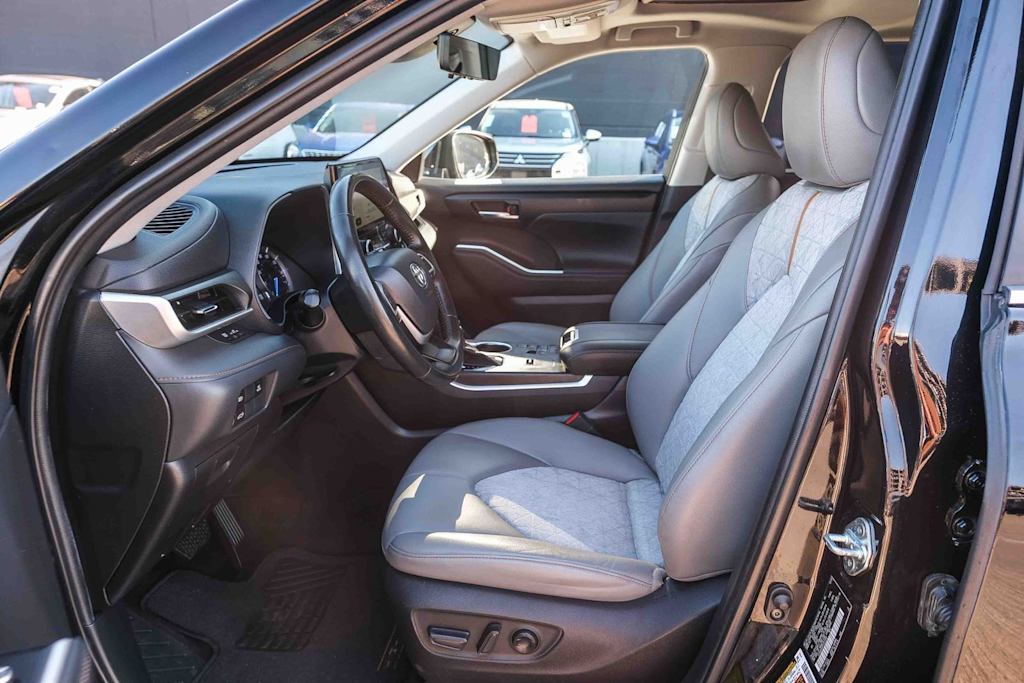 Thumbnail: 2023 Toyota Highlander - 8