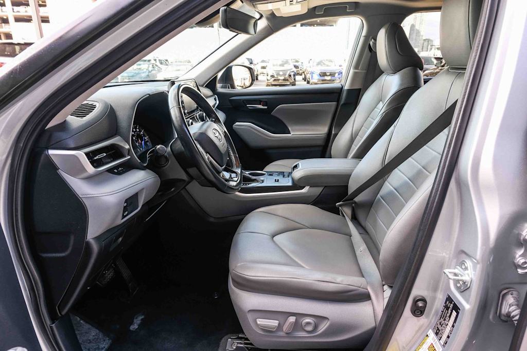 Thumbnail: 2021 Toyota Highlander - 10