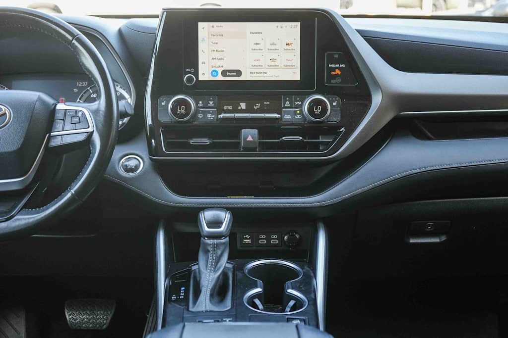 2023 Toyota Highlander XLE - Photo 12