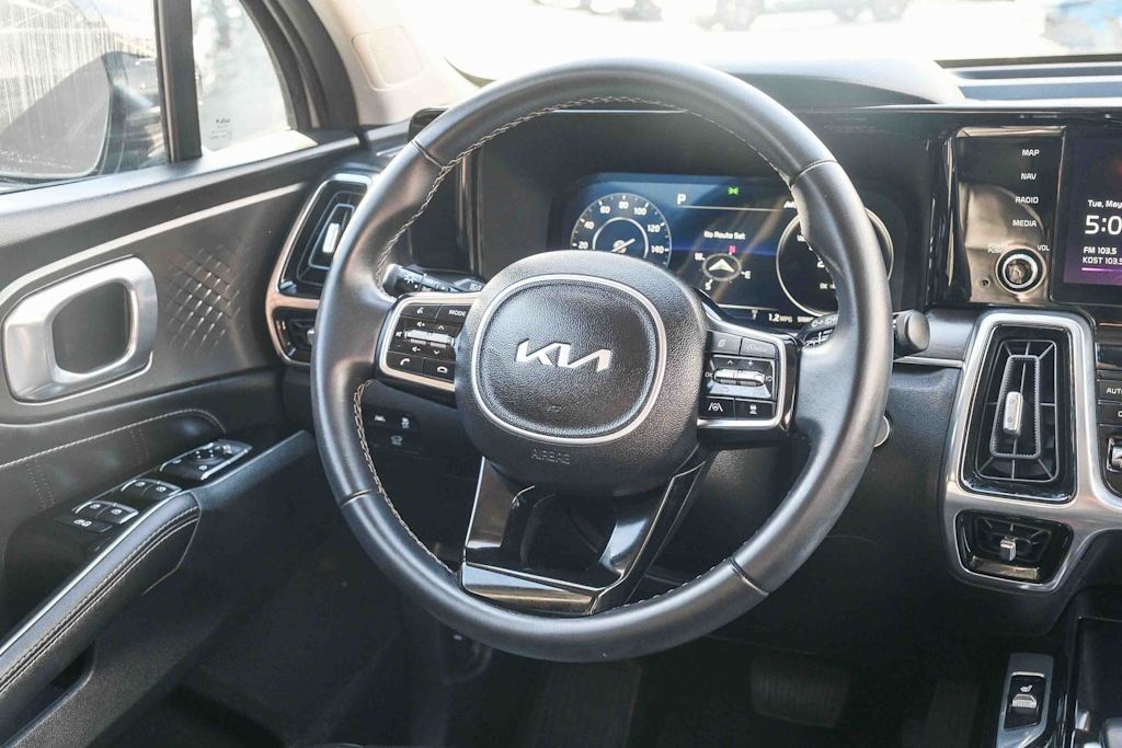 Thumbnail: 2023 Kia Sorento - 8