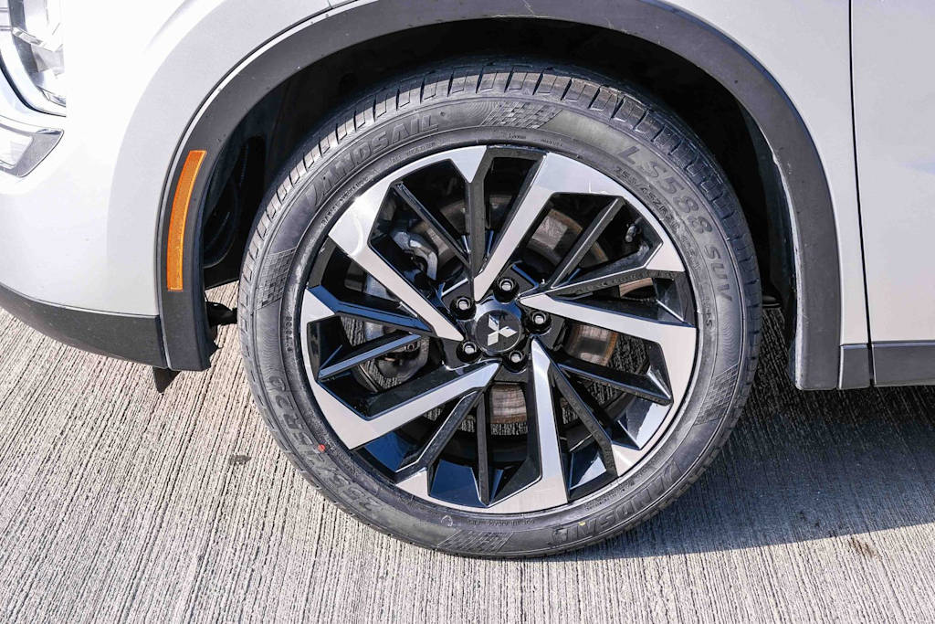 Thumbnail: 2024 Mitsubishi Outlander - 18