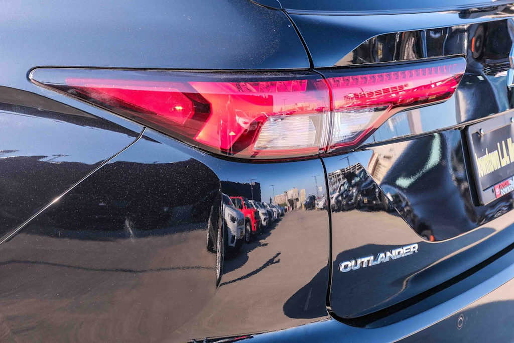 Thumbnail: 2024 Mitsubishi Outlander - 16