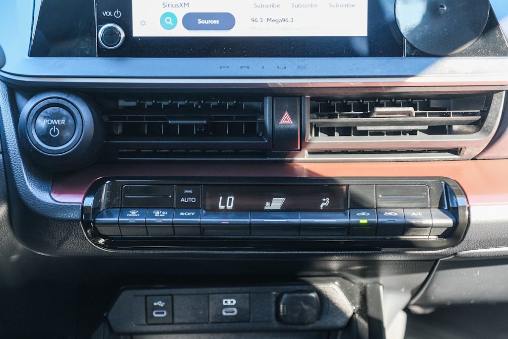 Thumbnail: 2025 Toyota Prius v - 22
