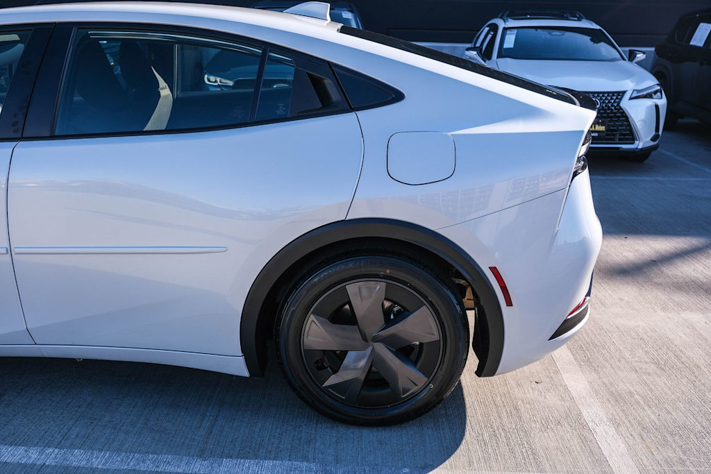Thumbnail: 2025 Toyota Prius v - 6