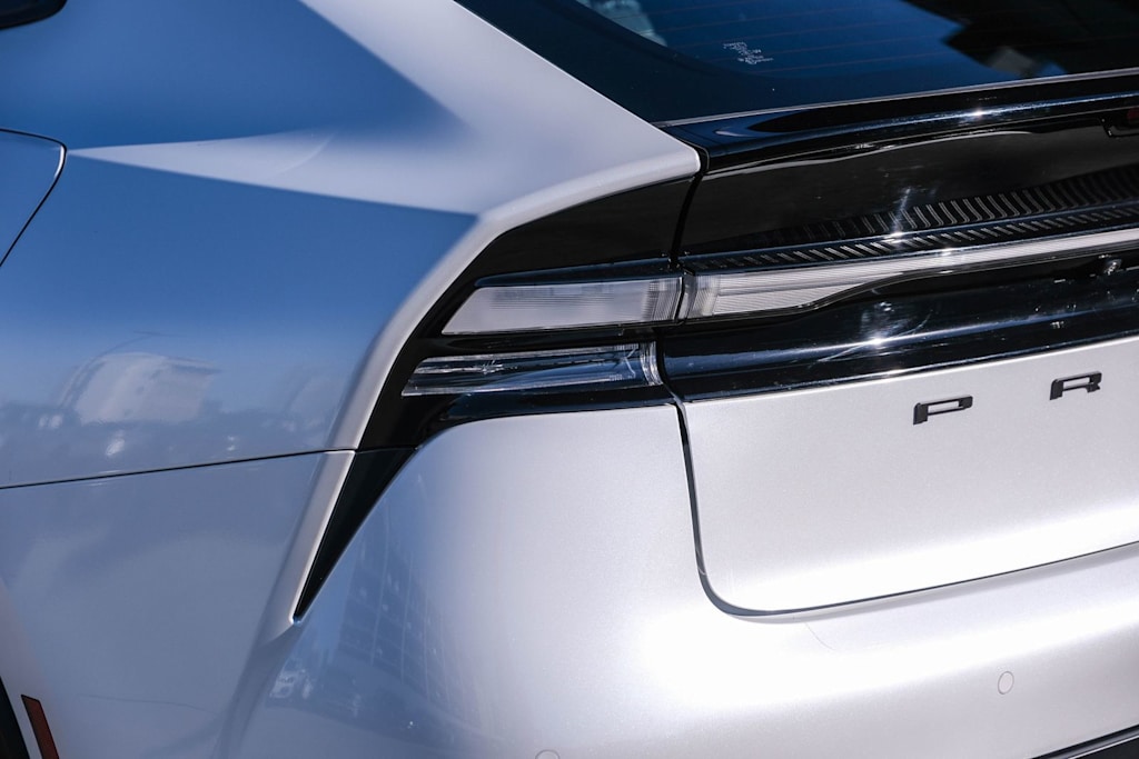 Thumbnail: 2025 Toyota Prius v - 18