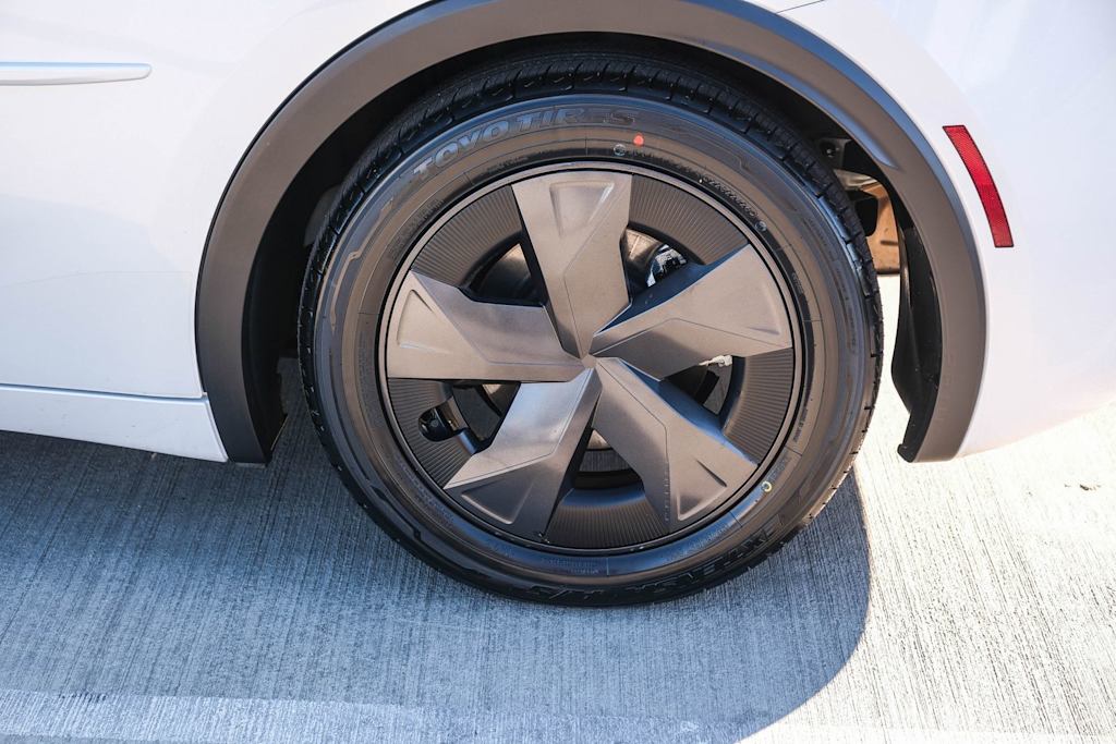 Thumbnail: 2025 Toyota Prius v - 7