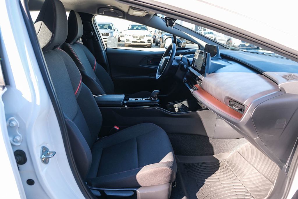 Thumbnail: 2025 Toyota Prius v - 10