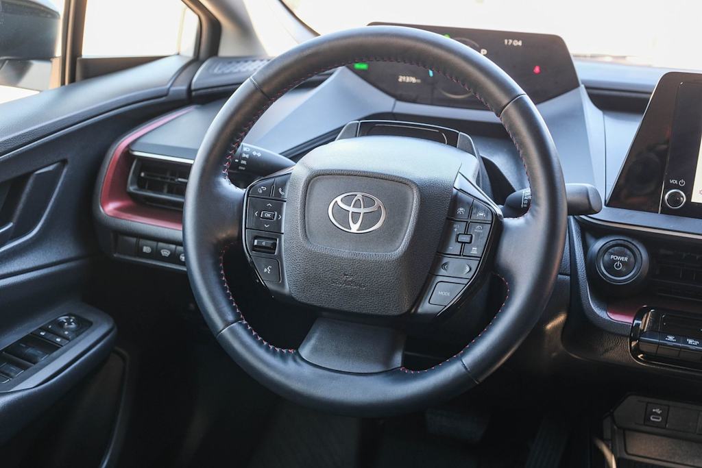 Thumbnail: 2025 Toyota Prius v - 9