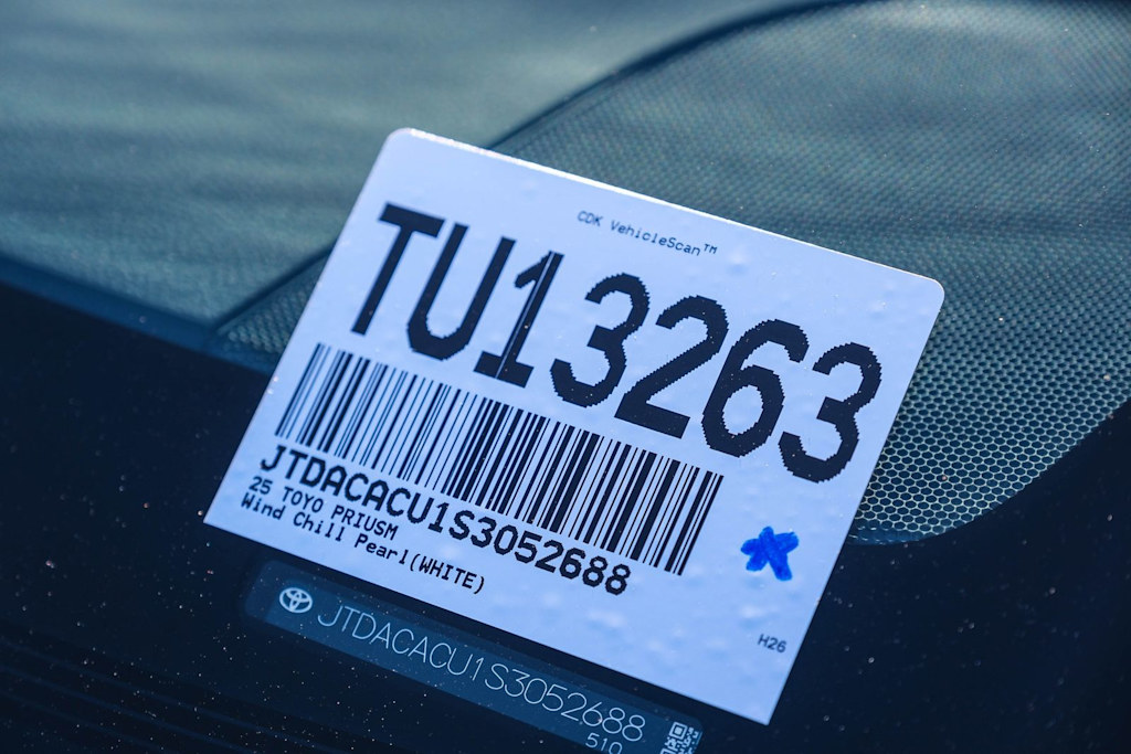 Thumbnail: 2025 Toyota Prius v - 31