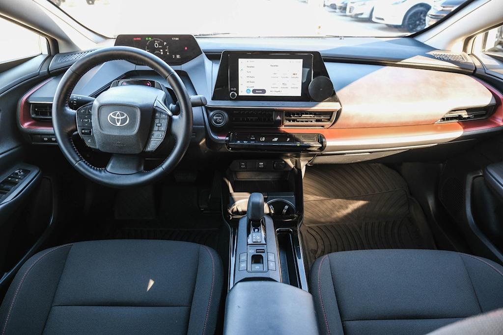 Thumbnail: 2025 Toyota Prius v - 2