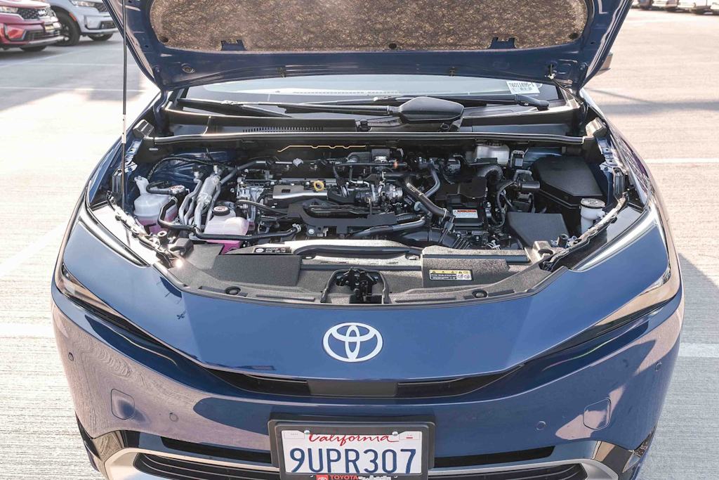Thumbnail: 2025 Toyota Prius v - 8