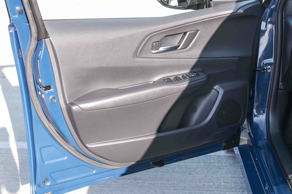 Thumbnail: 2025 Toyota Prius v - 26
