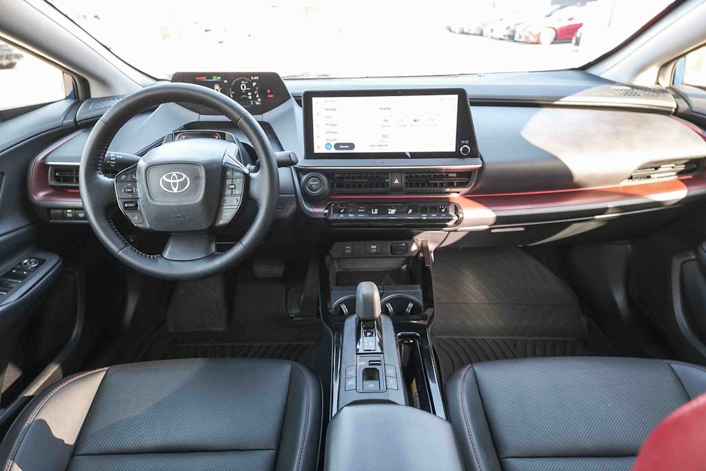 Thumbnail: 2025 Toyota Prius v - 2