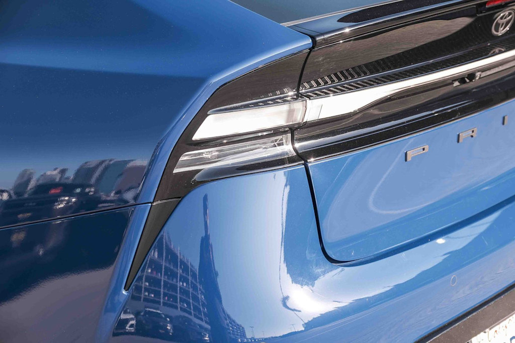 Thumbnail: 2025 Toyota Prius v - 6